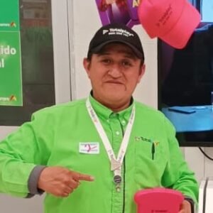 Imagen de vendedor de Totalplay Neza conversando con vecinos, ofreciendo conectividad estable y entretenimiento para toda la familia.