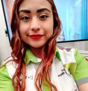 Vendedor de Totalplay Neza brindando confianza y cercanía en la contratación de servicios de telecomunicaciones en la zona.