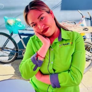 Vendedor de Totalplay Neza fortaleciendo la relación con clientes de Nezahualcóyotl, acercando innovación y entretenimiento a sus hogares.