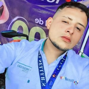 Vendedor de Totalplay Neza brindando atención personalizada a hogares de Nezahualcóyotl, con soluciones de Internet rápidas y seguras.