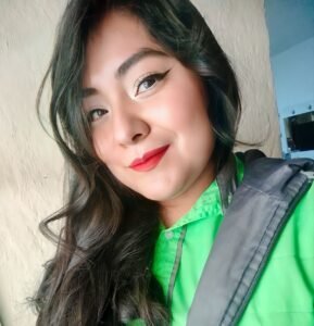 Fotografía de asesor de Totalplay Neza atendiendo con cercanía y compromiso a clientes locales, fortaleciendo la conectividad en la comunidad.
