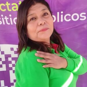 Imagen de asesor de ventas de Totalplay Neza en campo, ofreciendo paquetes accesibles de Internet y televisión a vecinos de Nezahualcóyotl.