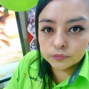 Fotografía de asesor de Totalplay Neza apoyando a familias con soluciones de Internet que mejoran su día a día.