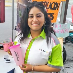 Vendedor de Totalplay Neza con trato humano, llevando soluciones de telecomunicaciones a familias locales.