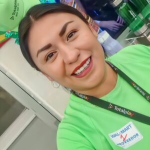 Imagen de asesor comercial de Totalplay Neza trabajando en campo, escuchando y apoyando las necesidades de conectividad en la comunidad.