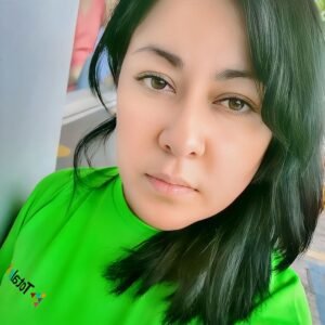 Vendedor de Totalplay Neza acompañando a clientes en su decisión de contratación, con un servicio cercano y confiable.